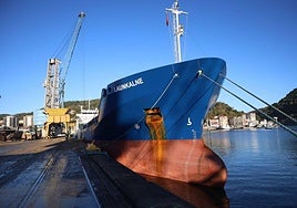 Un barco fondeado en los muelles del Puerto de Pasaia.