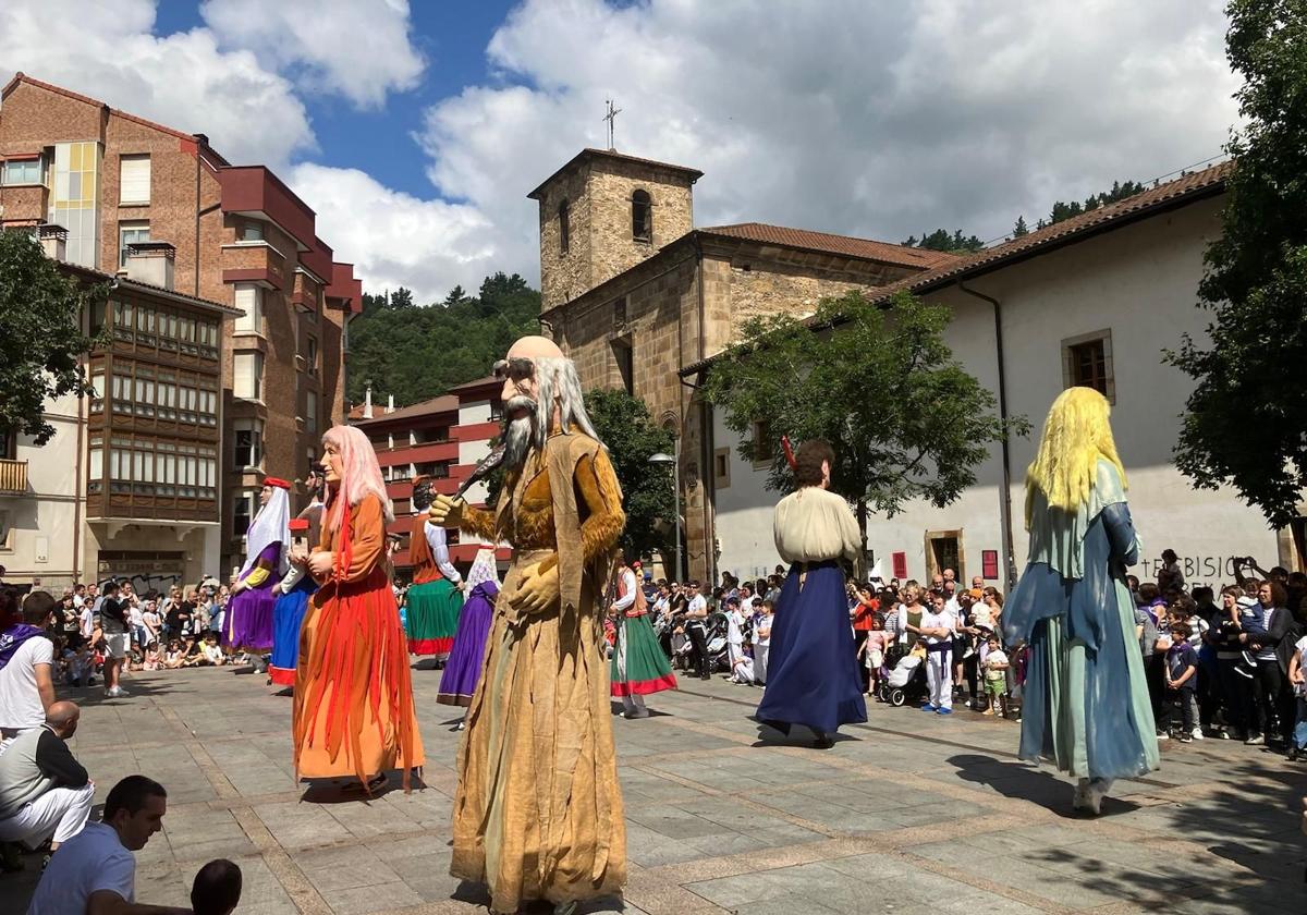 Gigantes, a su llegada a la plaza.