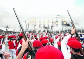 El Alarde de armas de Tolosa se celebró bajo un sol que ayudó a despedir las fiestas patronales.