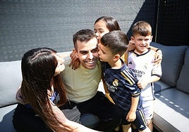 Álex García recibe un beso de sus hijos Elaia y Liam -que se llevaron una gran sorpresa al ver a su aita en casa-, en presencia de su pareja, Usoa, y su sobrino Hugo, a su llegada al hogar familiar en Lasarte-Oria. Fotos: josé mari lópez
