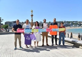 Iñaki Gabarain, Marta Pastor y parte de la organización del Club Atlético San Sebastián en la terraza del Ayuntamiento.