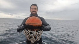 Alan Imaz posa junto al balón.