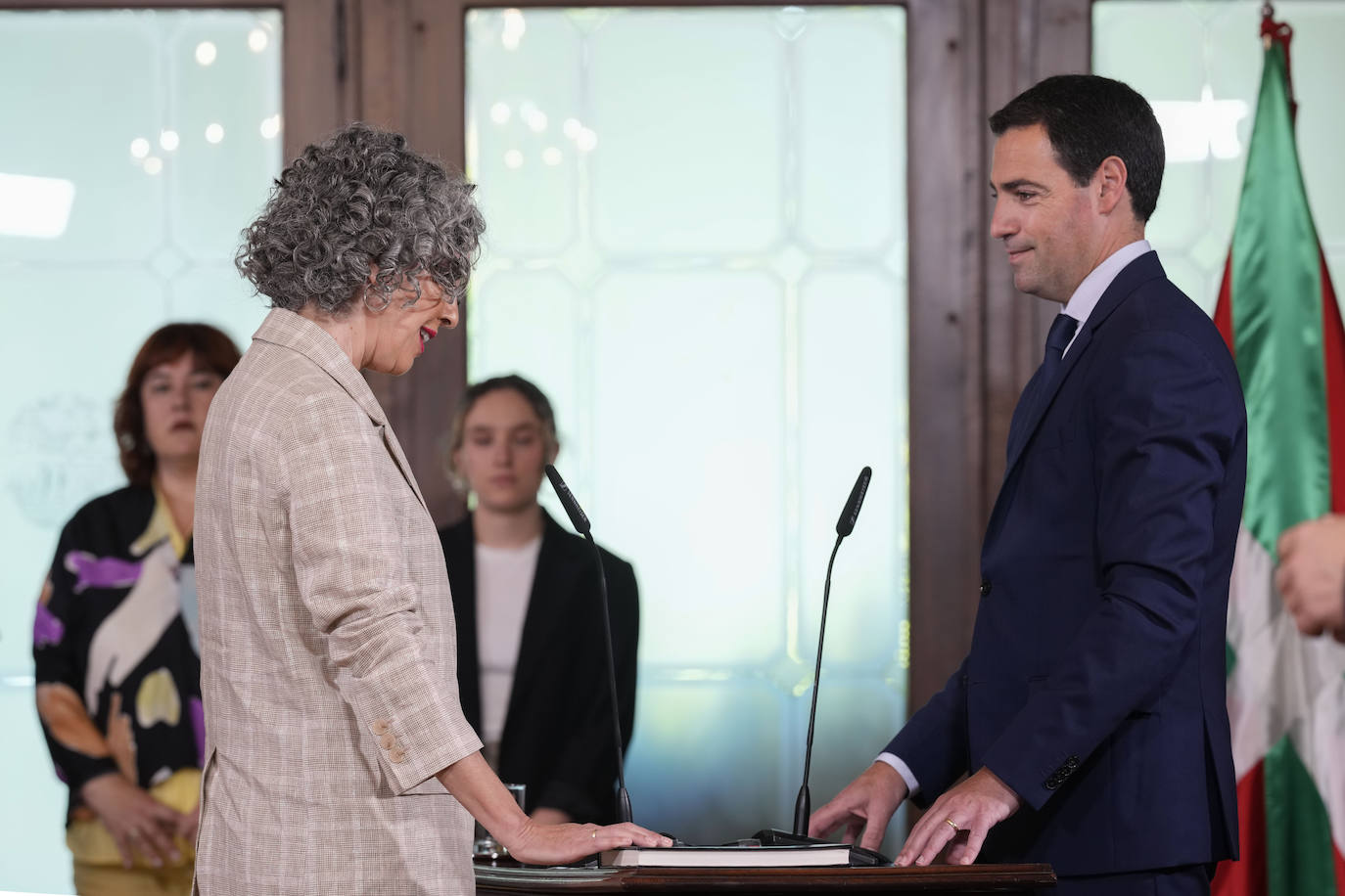 La nueva vicelehendakari primera y consejera de Cultura y Política Lingüística, Ibone Bengoetxea, promete su cargo ante el lehendakari, Imanol Pradales.