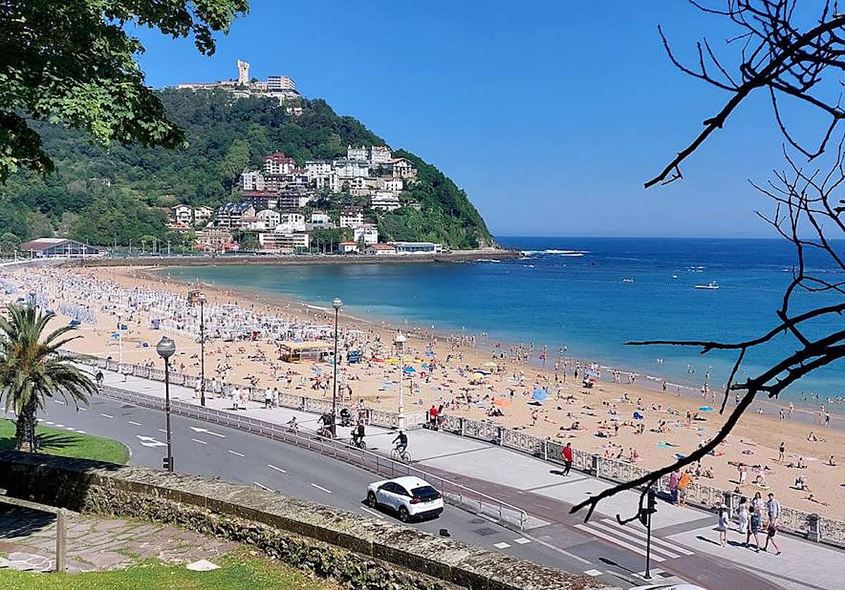 Cientos de bañistas han acudido hoy a los arenales donostiarras para disfrutar del sol y del calor.