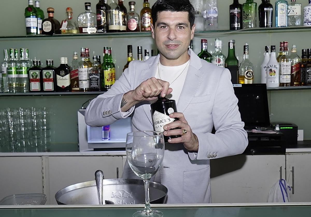 Poco antes del concurso de coctelería, 19 días después de haber sido padre, Kevin en Bataplán.