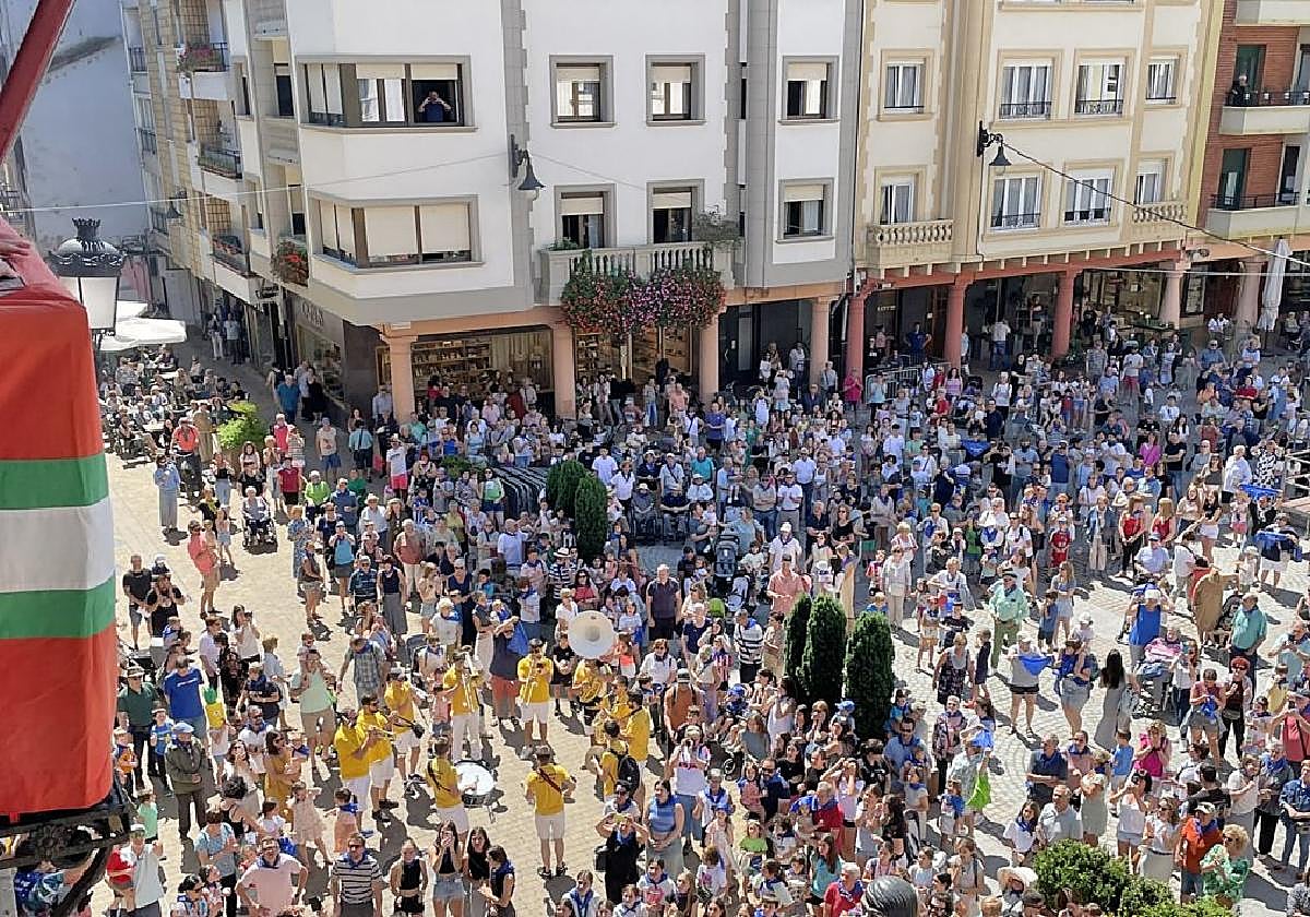 Atzo eguerdian Lege Zaharren enparantzan txupinazoaren zain itzala eskertzen zuten zarauztarrek, baina festa hasi zenerako denak dantzan jarri ziren txarangarekin kalejiran eguzkiaren beroa ahaztuta.