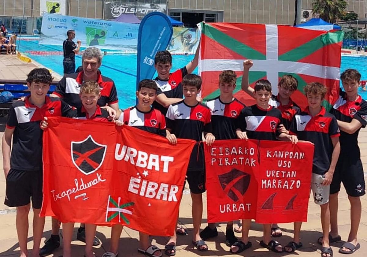 Los infantiles del Urbat en Málaga, exhibiendo la ikurriña y pancartas de ánimo para este Campeonato de España por clubes.
