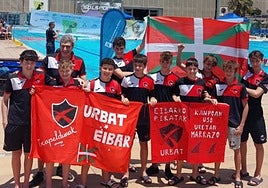 Los infantiles del Urbat en Málaga, exhibiendo la ikurriña y pancartas de ánimo para este Campeonato de España por clubes.