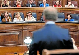 El presidente del Gobierno, Pedro Sánchez, escucha la intervención del popular Alberto Núñez Feijóo, durantela sesión de control de ayer.