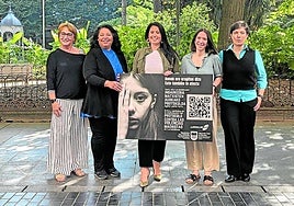 La diputada Azahara Domínguez en el centro de la foto durante la presentación del protocolo