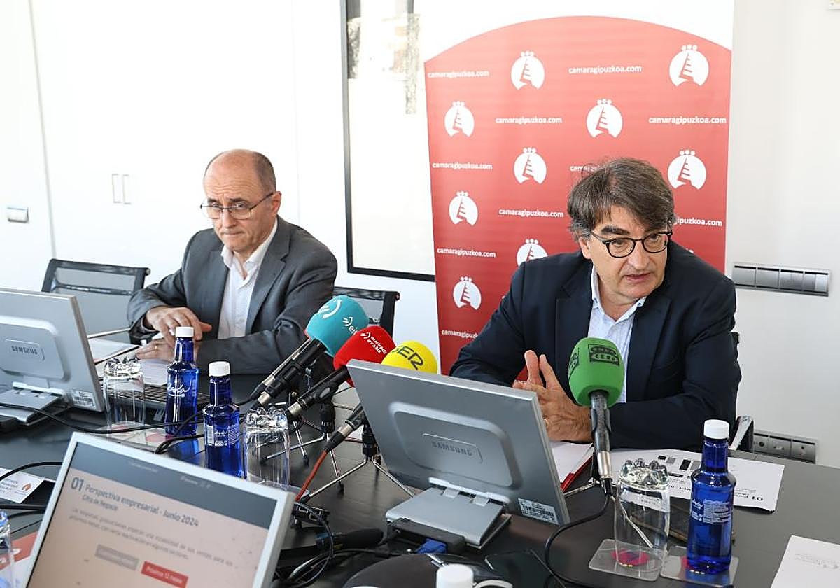 La rueda de prensa del director general de la Cámara, Javier Zubia, y del responsable de márketing e innovación, Iñigo Muguruza.