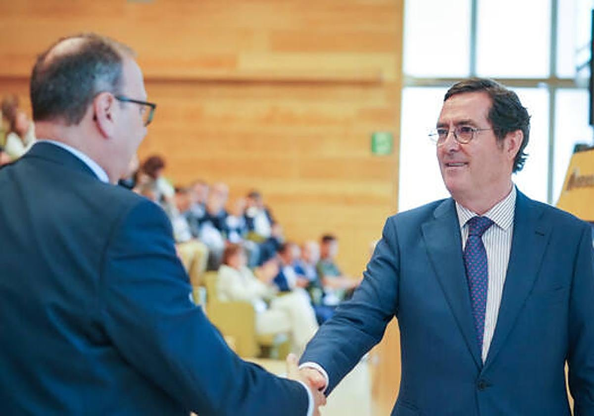 El presidente de la CEOE, Antonio Garamendi, durante la clausura del Foro Empresarial del Transporte por Carretera, en la Torre Iberdrola