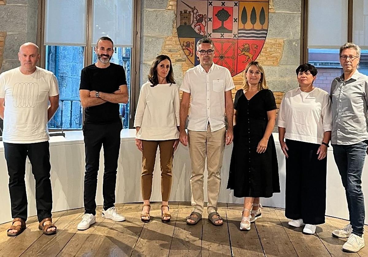 Los siete concejales del PNV, al término de su comparecencia pública.