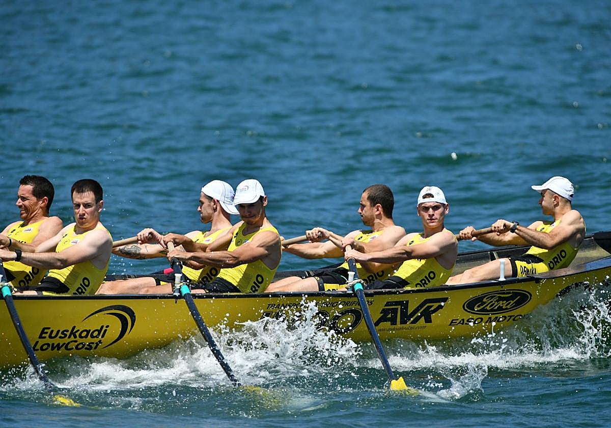 Preparada. La tripulación de Orio, en pleno esfuerzo en el transcurso del Campeonato de Gipuzkoa en Hondarribia.
