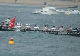 Ciaboga. La trainera de Getaria, protegida con palca en la proa, en el Campeonato de Euskadi en La Concha.