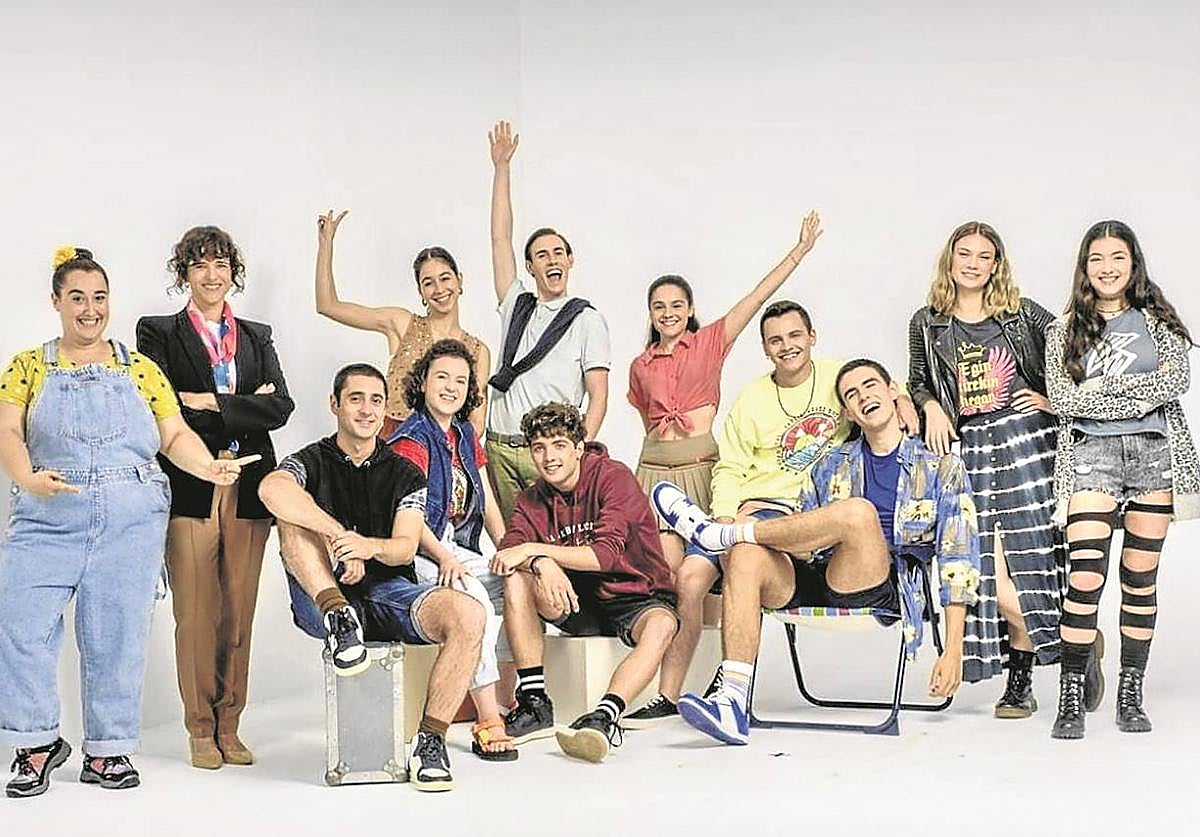 Ander (sentado con sudadera amarilla) junto al resto de protagonistas de la undécima temporada de la serie.