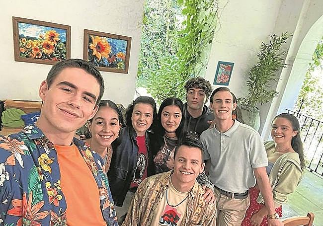 Con compañeros en un momento del rodaje.