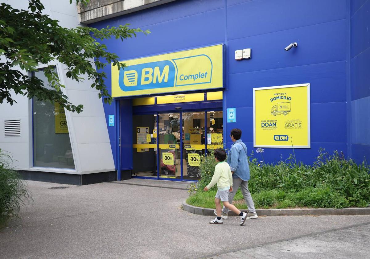 Varios clientes llegan a un supermercado BM en Donostia.