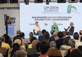 Gurutz Linazasoro, Aizpea Goenaga y Joaquín Fuentes dialogan sobre las soledades durante el encuentro moderado por la periodista Laura Chamorro.