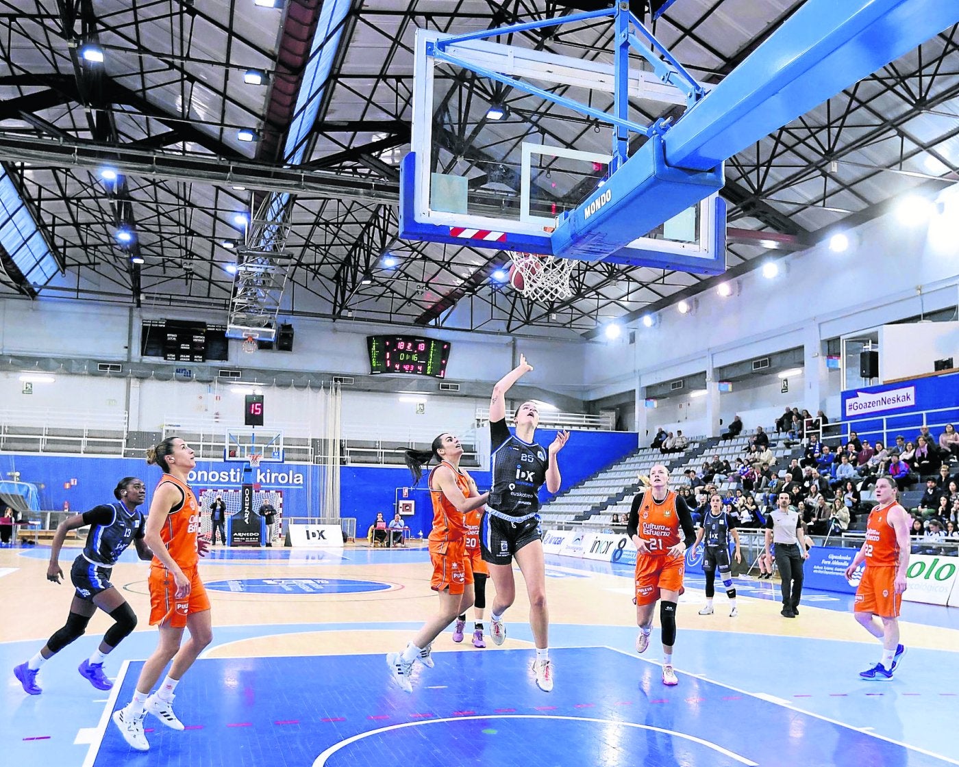 Becky Massey lanza a canasta en un choque ante el Valencia disputado en el Josean Gasca.