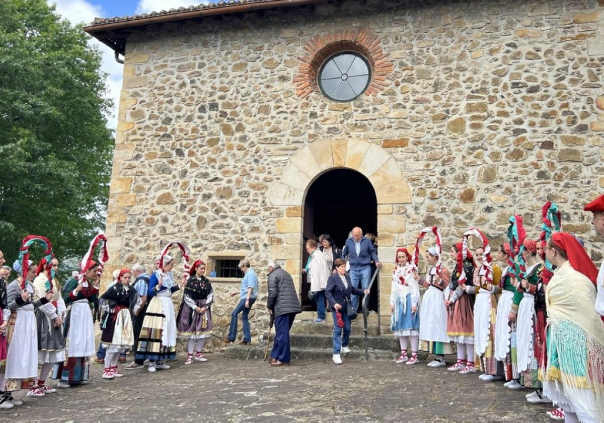 Lurra, al pie de la ermita de Santa Bárbara el día de San Juan.