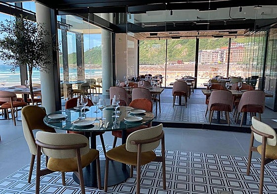 El comedor interior, ya preparado para el estreno del miércoles, cuenta con una gran cristalera con vistas a la playa de Zurriola.