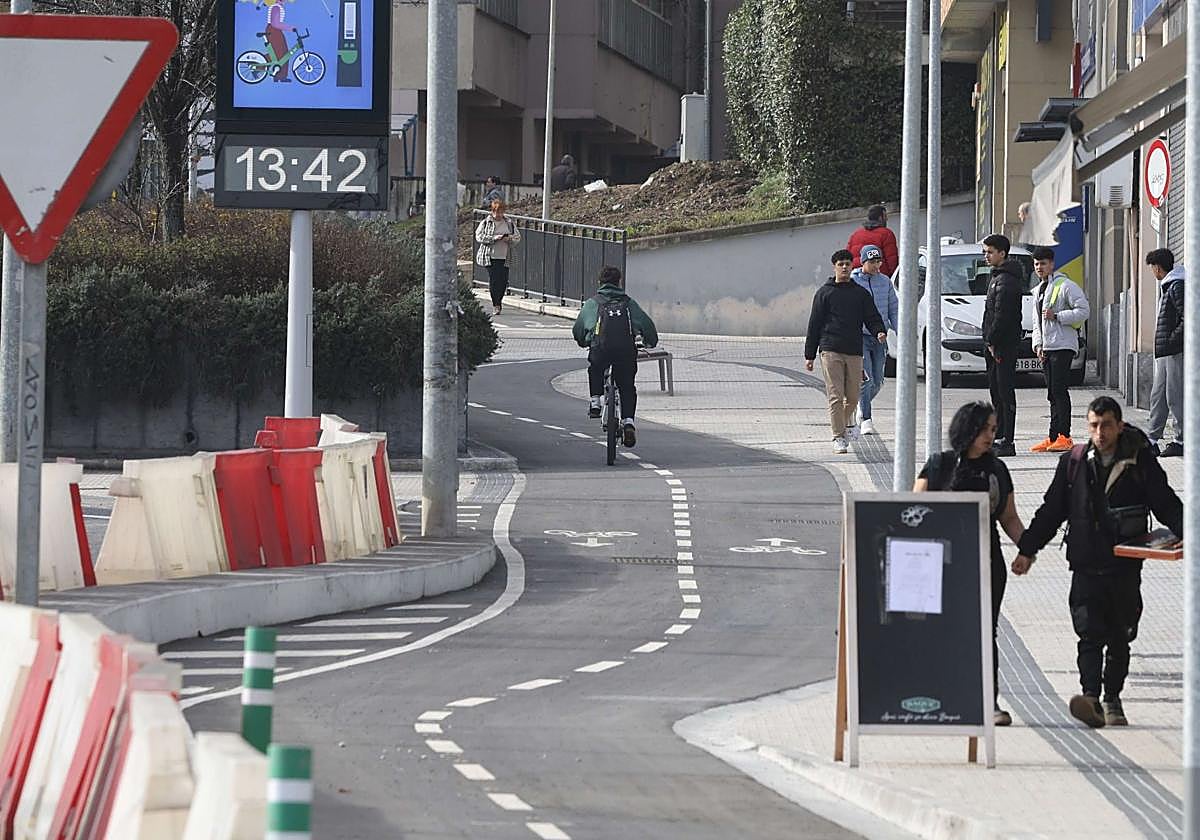 El nuevo carril bici en Bidebieta construido a finales de 2023.