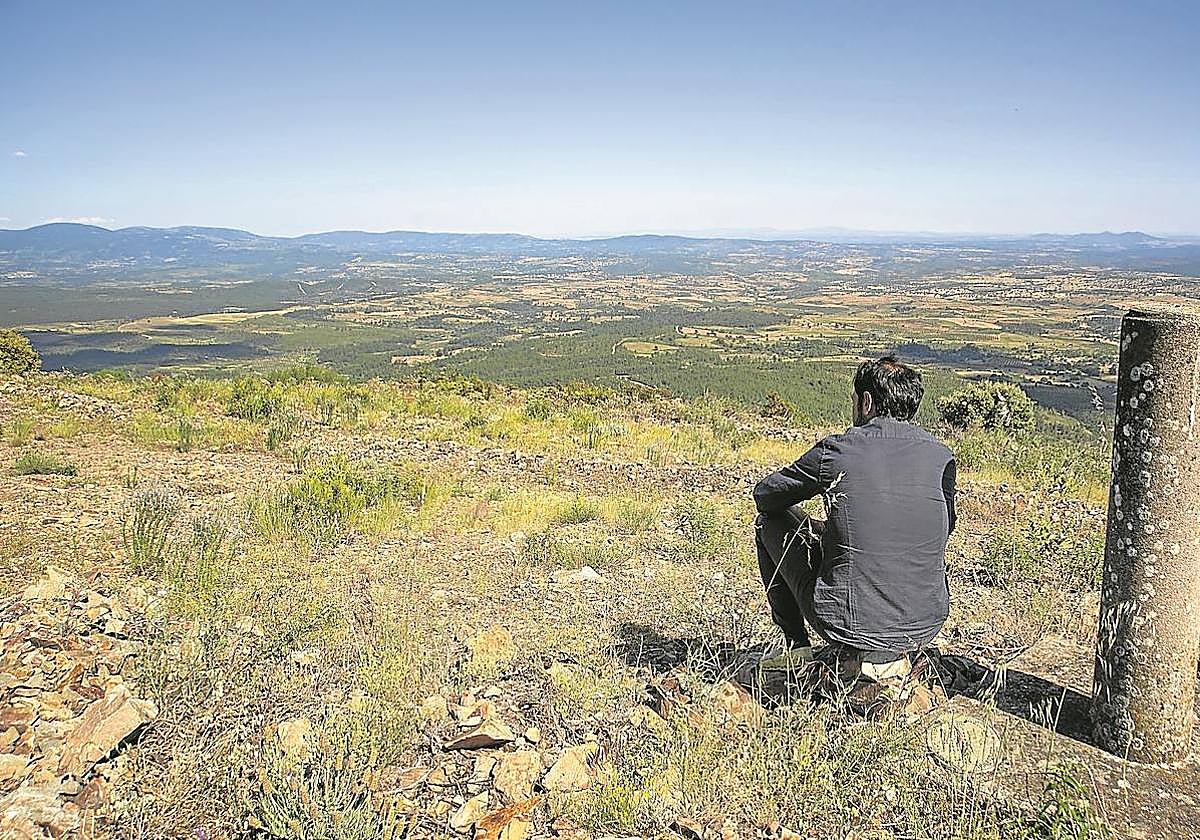 Desde la cima de Malvana, las vistas de los pueblos cacereños y de la Sierra de Gata son espectaculares.