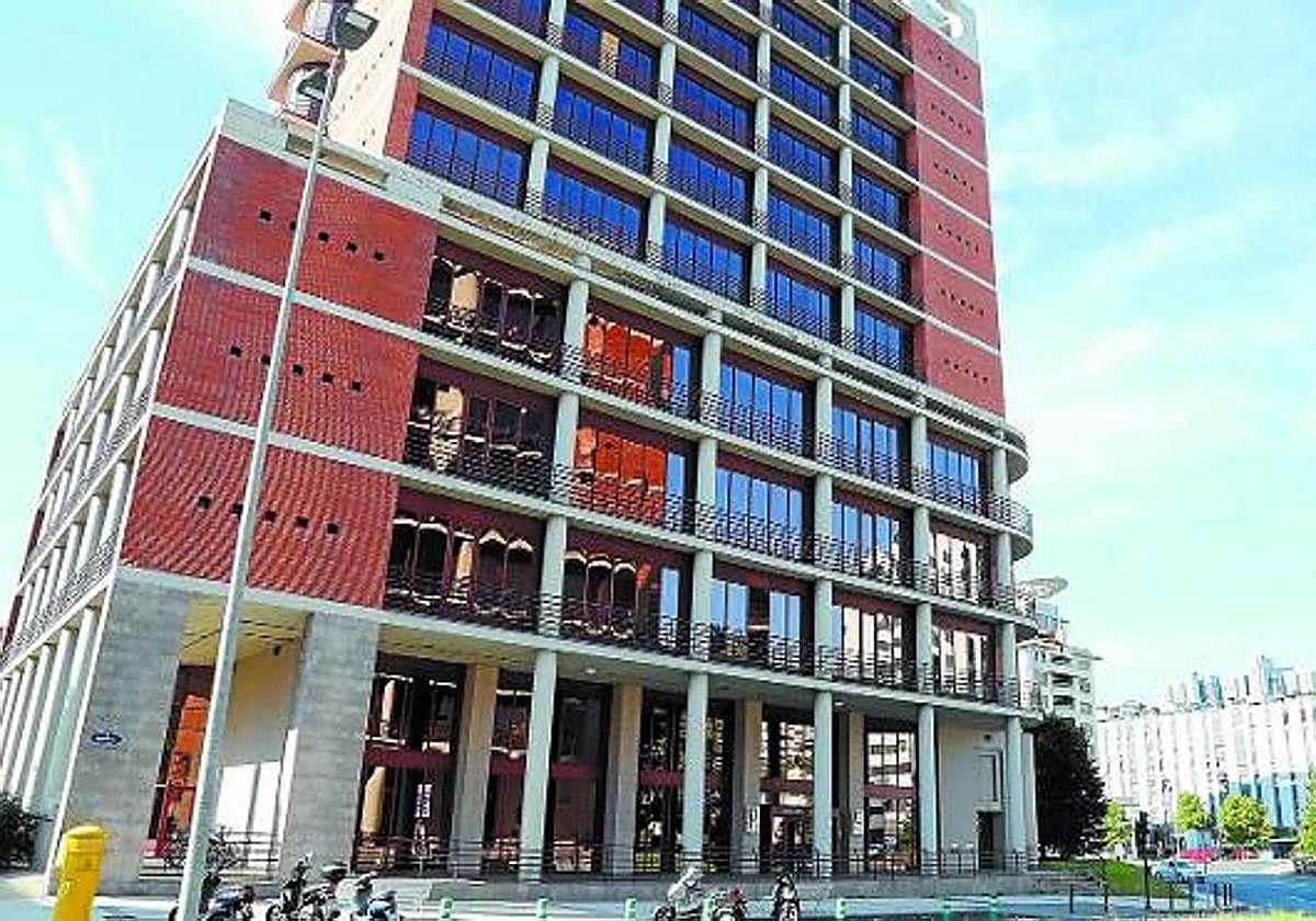 Exterior de la sede de la Hacienda foral, en el barrio de Errotaburu de San Sebastián.