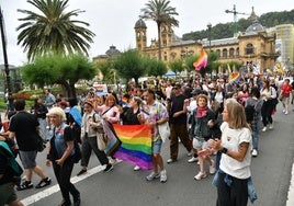 Manifestación a favor del LGTBIAQ+ por las calles de Donostia.