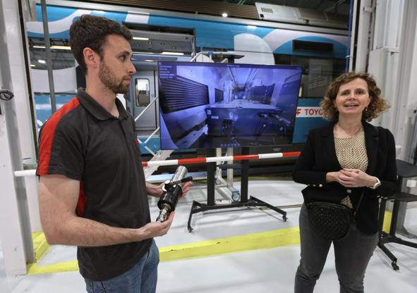 Imagen secundaria 1 - Varias vistas del tren y un técnico de CAF, junto a la jefa de Proyectos de Innovación, Eva Terrón, en la visita de DV a Zaragoza.