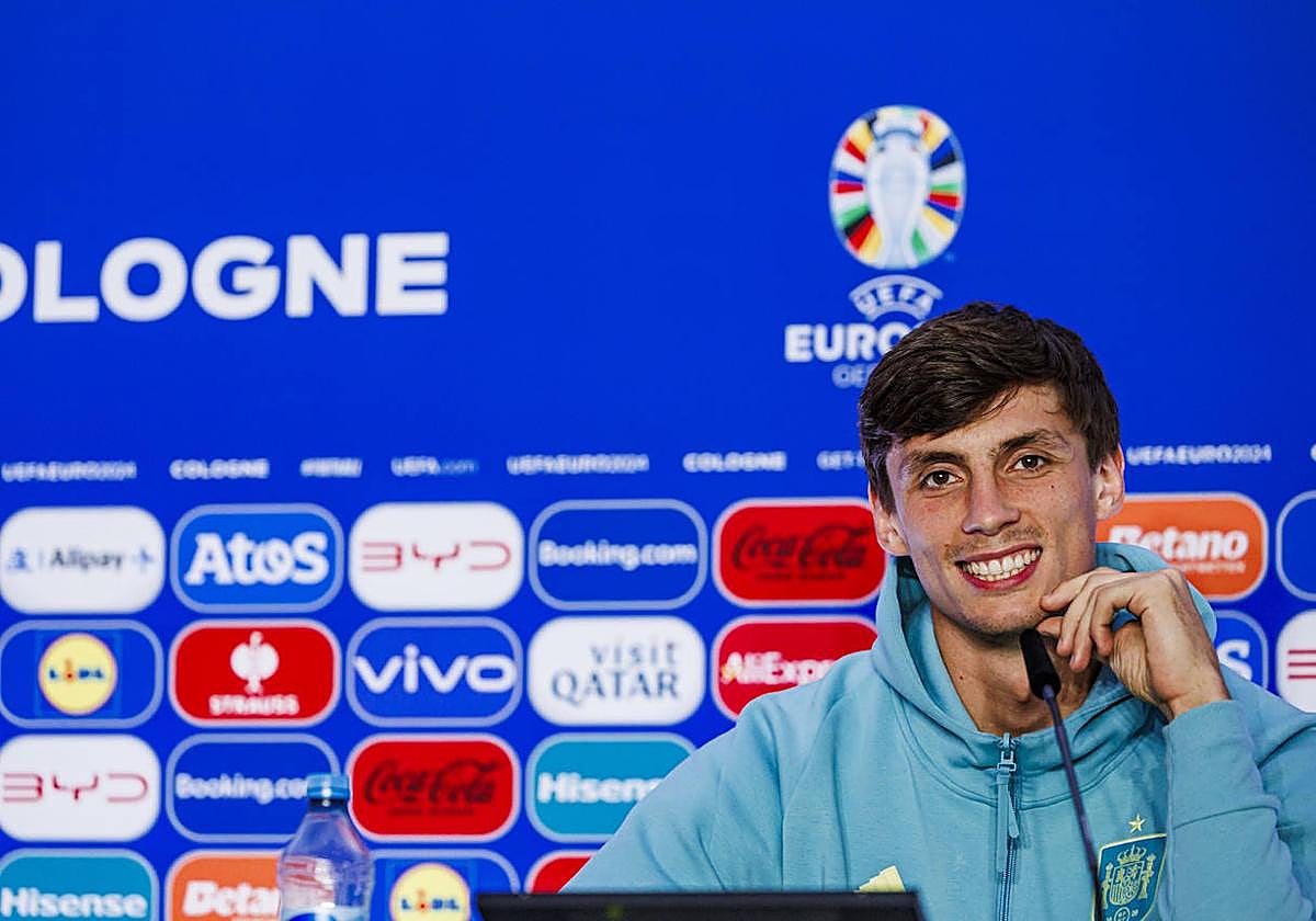 Le Normand, sonriente en sala de prensa.