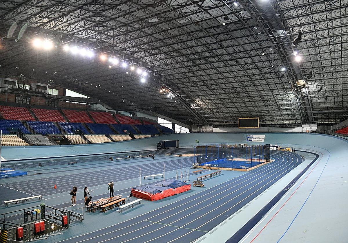 Imagen del interior del Velódromo de Anoeta, con varias atletas en el anillo interior tras realizar un entrenamiento.