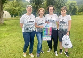 Miren Urkiola, Susana Arrese, Ainara Diaz de Gereñu y Jasone Elorza ataban ayer los últimos detalles del cross popular de Torreauzo.