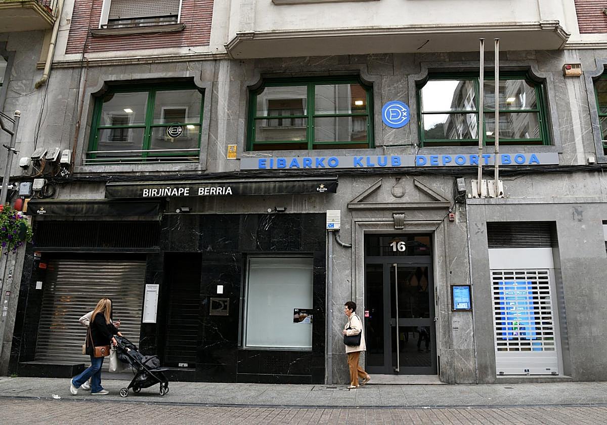 El bar Birjiñape, ubicado debajo de la sede del club deportivo, al que se ampliará el Depor.