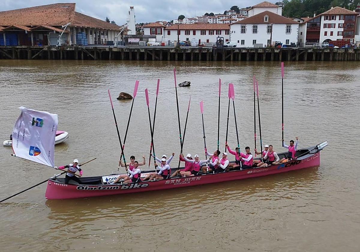 Los sanjuandarras celebran por todo lo alto su victoria de este sábado en Donibane Lohizune.