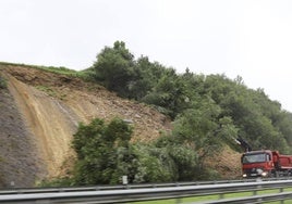 Zona del desprendimiento en la AP-8 en Usurbil dirección Irun.