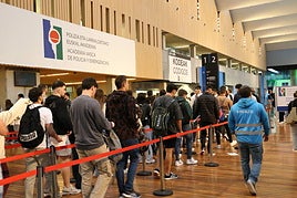 Imagen de los aspirantes entrando al recinto.