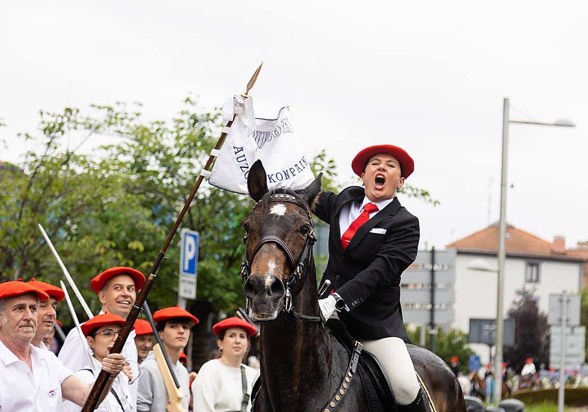 Maite Vergara durante los goras tras colocar el banderín de Bidasoa.