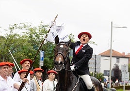 Maite Vergara durante los goras tras colocar el banderín de Bidasoa.
