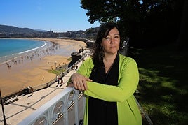 La socióloga Elisa García Mingo, en los jardines del Palacio de Miramar, en Donostia.