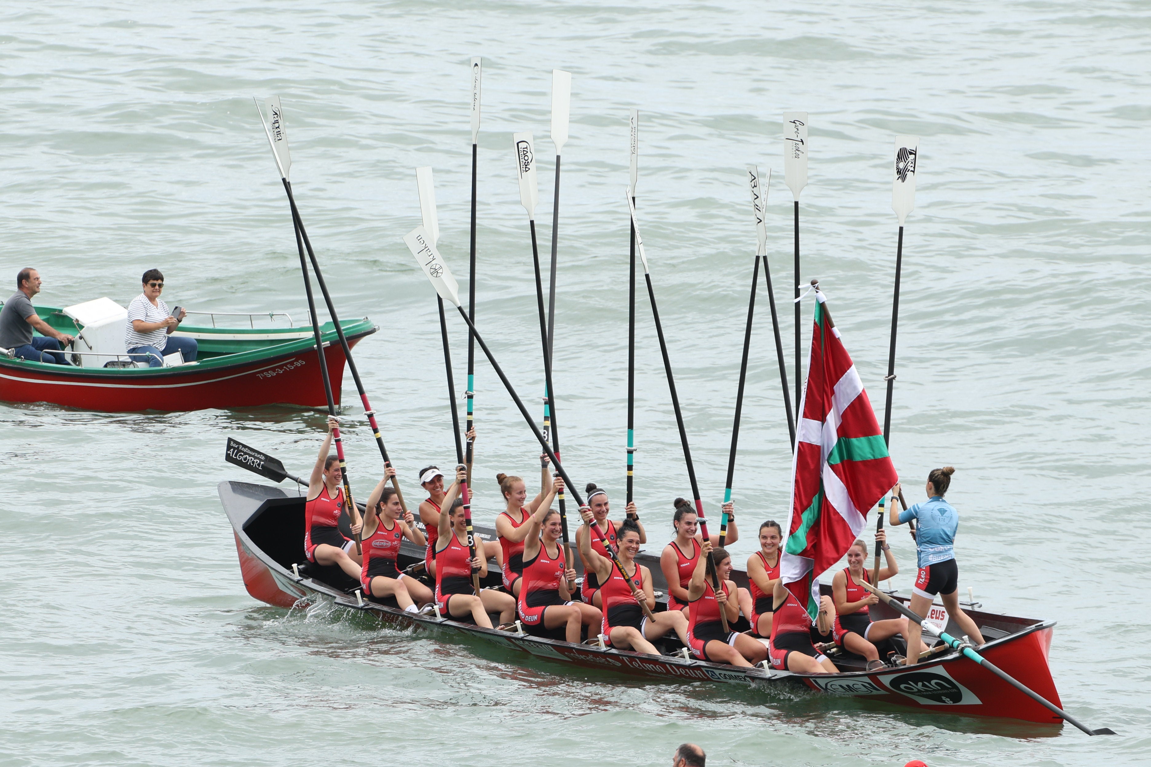 Zumaia, con los remos en alto, celebra la bandera conseguida en casa.