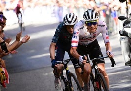 Tadej Pogacar ataca a Jonas Vingegaard en la subida a San Luca, sin que ningún otro favorito pueda seguir su rueda.