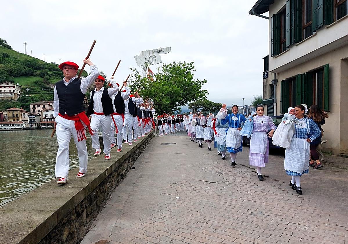 Nodrizas y pastores volvieron a renovar sus votos de amor a través de las coreografías interpretadas a orillas del mar.