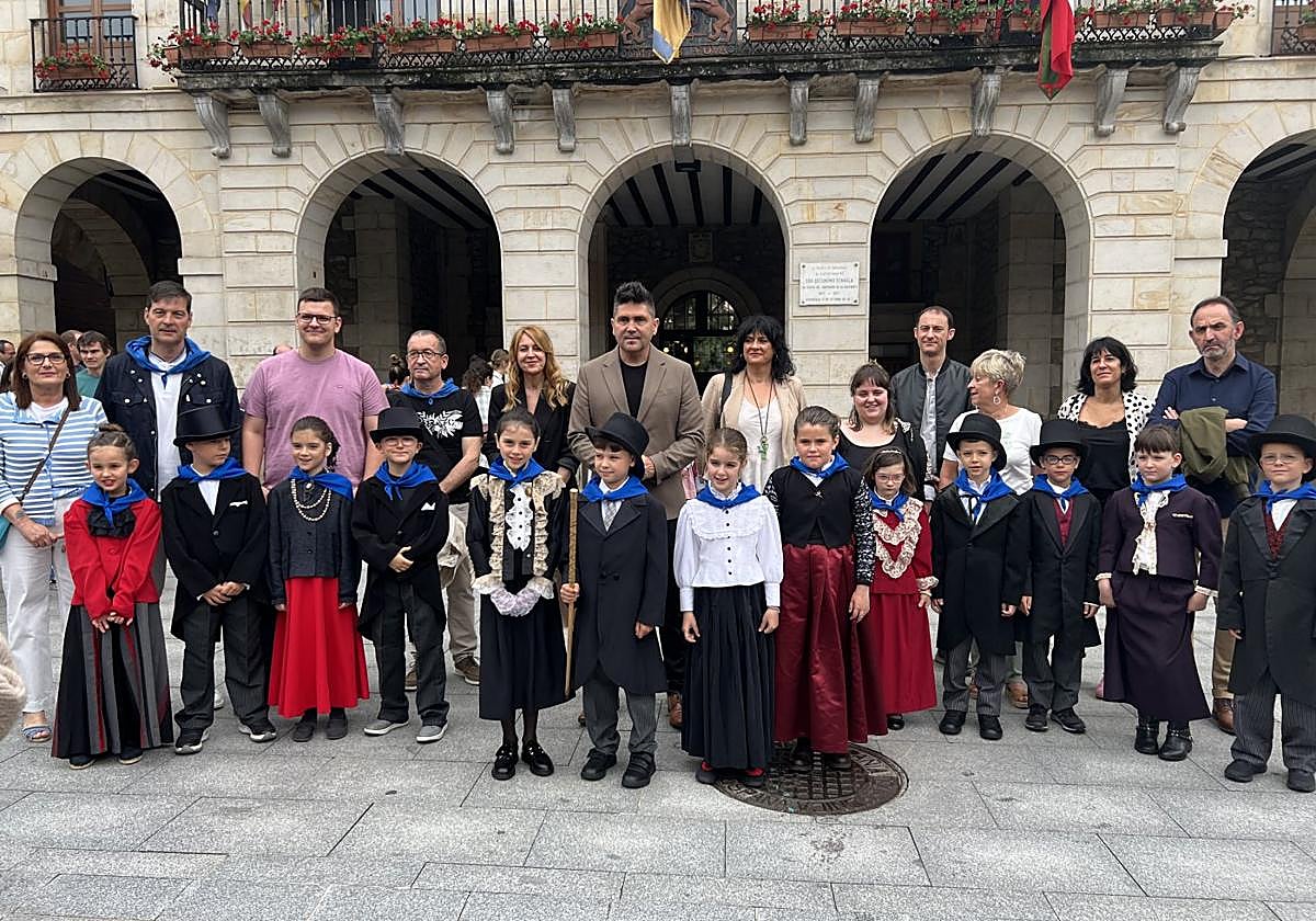 La Corporación Infantil junto a los miembros de la Corporación Municipal de Zumarraga una vez realizado el 'traspaso de poderes'.