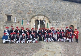 Las cantineras de cada compañía, con sus mandos y abanderados, posan junto a la general Maite Vergara en la ermita de Santa Elena.