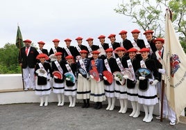 Juntas en el monte. Las 19 cantineras posan detrás de la ermita junto con la bandera de la ciudad y su portador, Igor Rekarte, de la compañía Bidasoa.