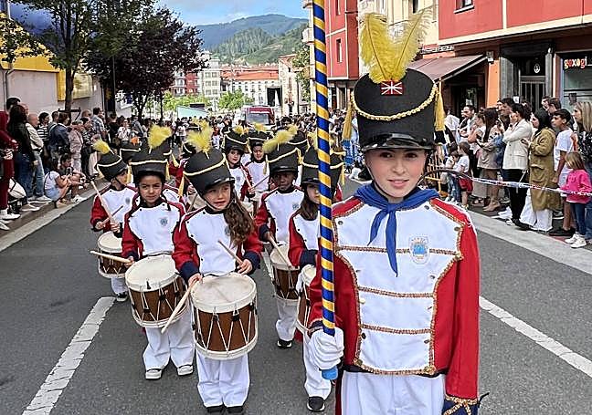 La tamborrada infantil puso el broche de oro al 'Día del Niño' por la tarde.