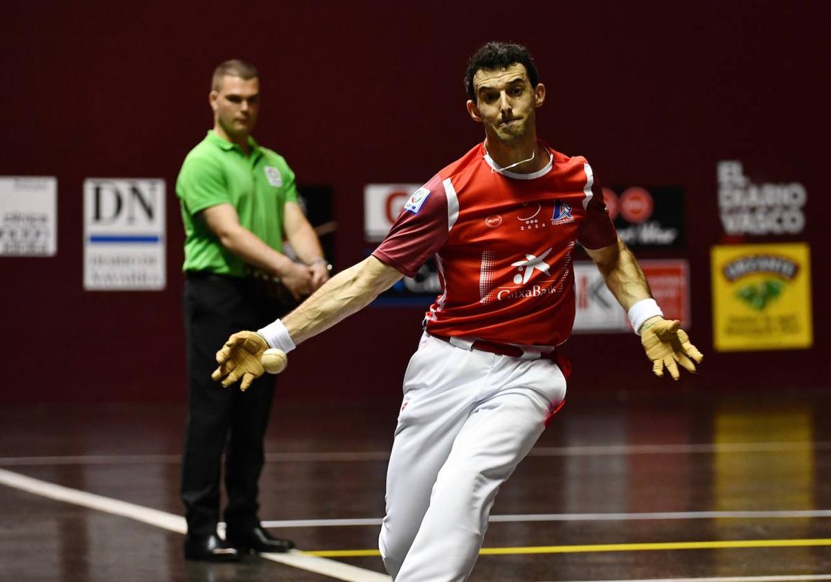 Jokin Altuna devuelve una pelota desde el ancho.