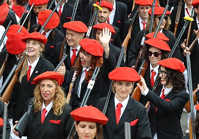 Fermin Muguruza, entre los participantes del Alarde mixto.